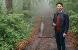 Inmitten des mystischen Nebels des Wienerwaldes strahlt die Natur in voller Pracht. Die sanften Hügel und üppigen Bäume laden zu einem unvergesslichen Abenteuer ein, während der frische Duft des Waldes die Sinne belebt.