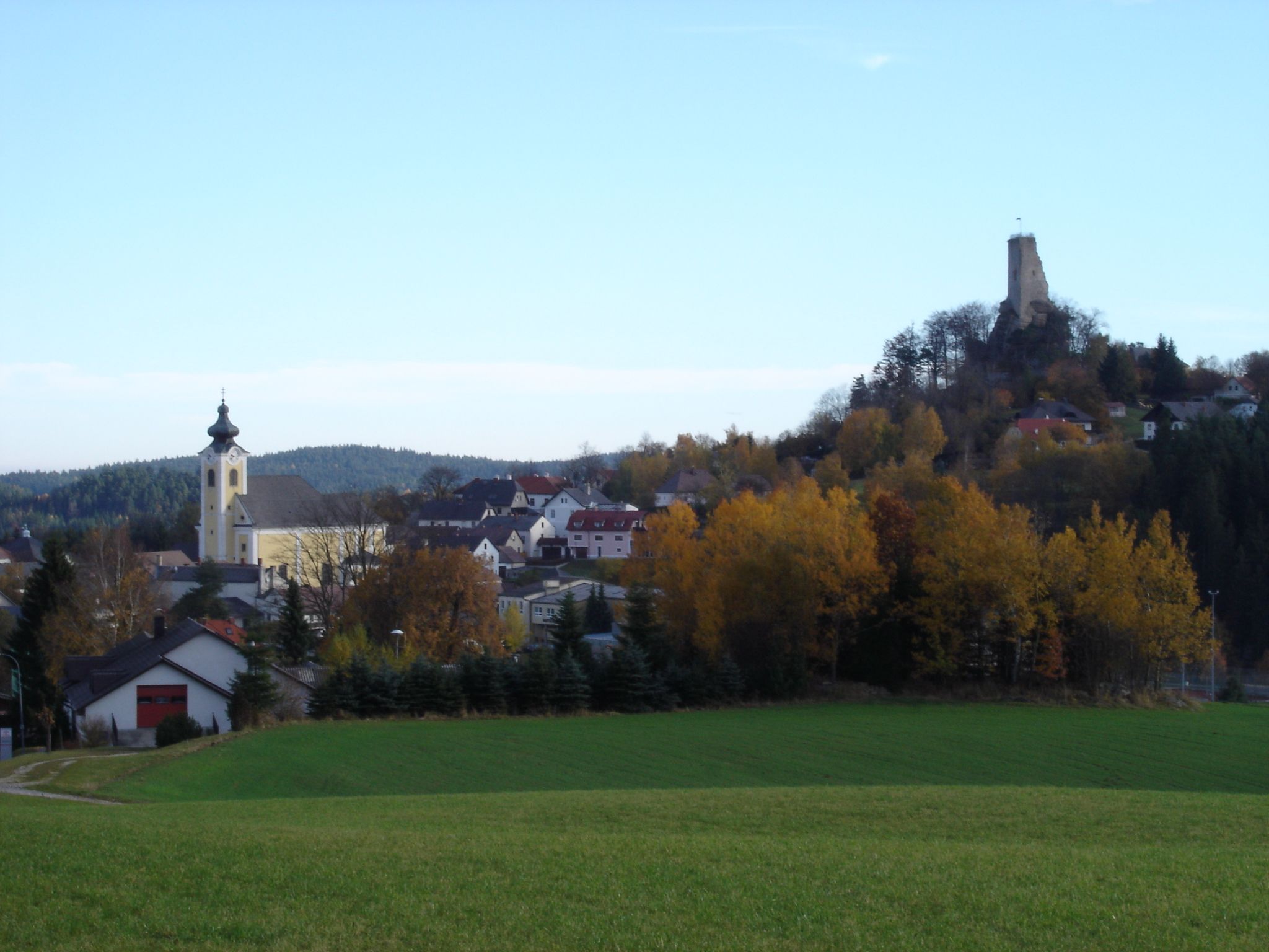 Landscape view of Arbesbach with church and castle ruins.