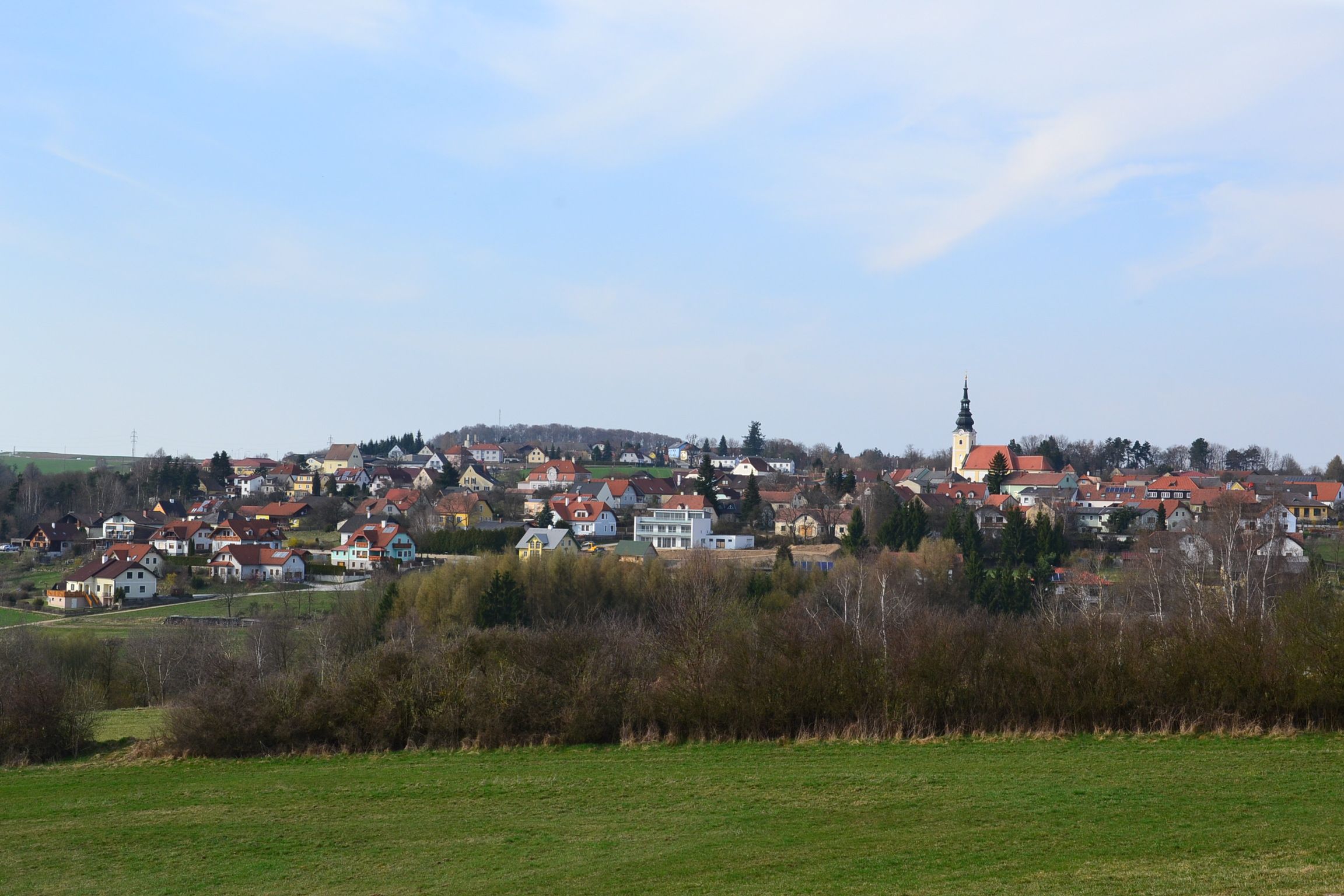 Panorama of the municipality of Gföhl with church and houses on a hill.