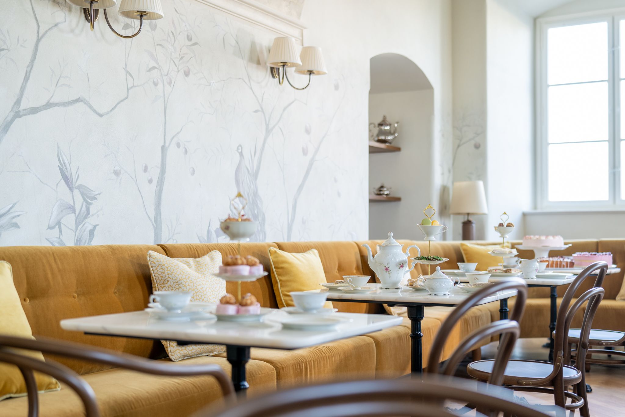 Café Arkadenhof, Schloss Hof, yellow benches, tables and chairs