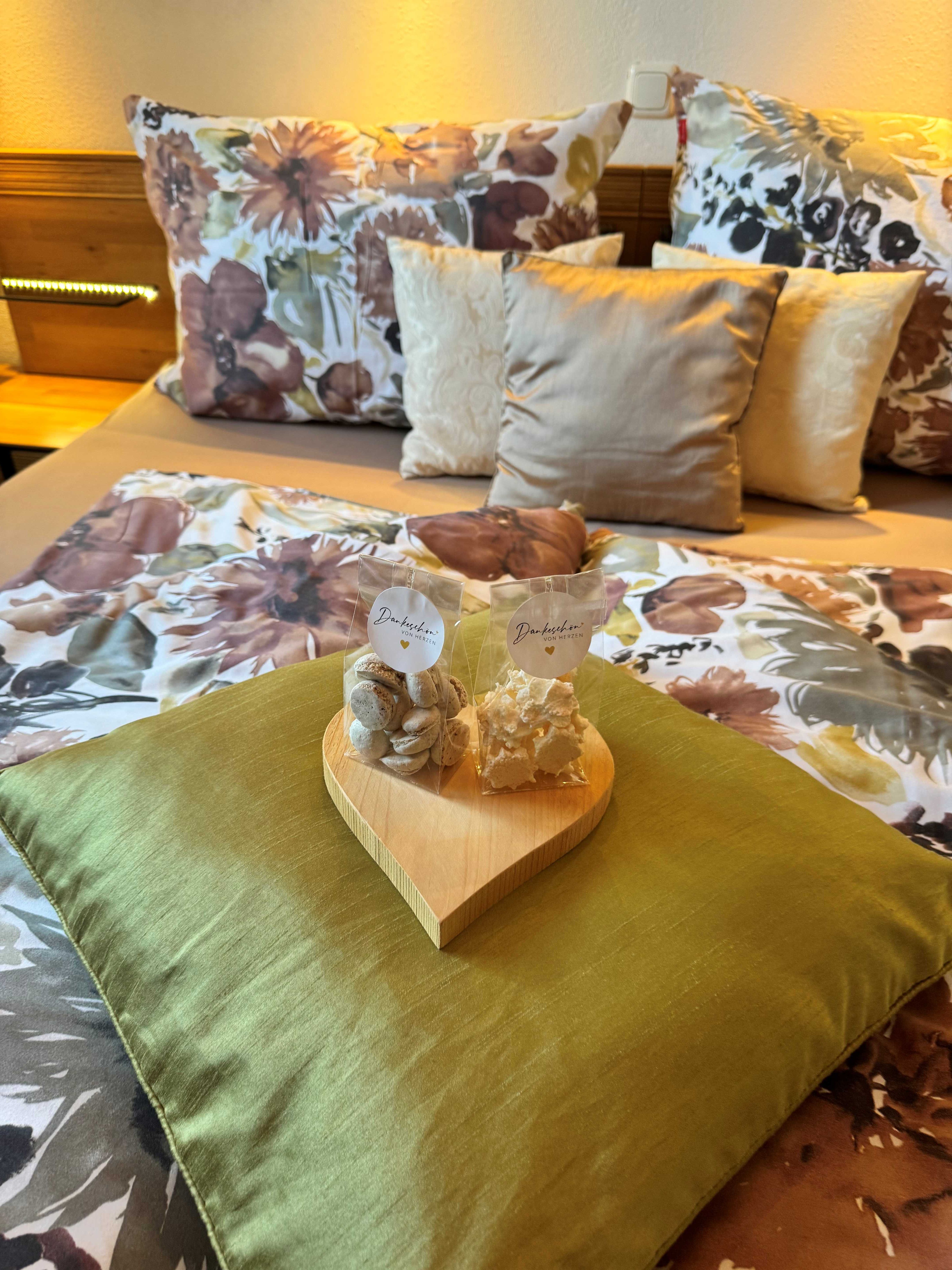 Homemade ostrich products (ostrich cookies) are placed on the bedside table as a welcome gift for guests. 