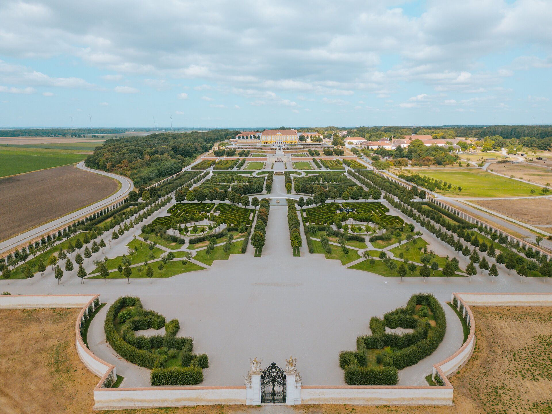 The extensive terraces of Schloss Hof invite you to take a relaxing stroll, surrounded by artfully designed gardens and breathtaking scenery. Here, nature and history merge into a harmonious experience that enchants the senses.