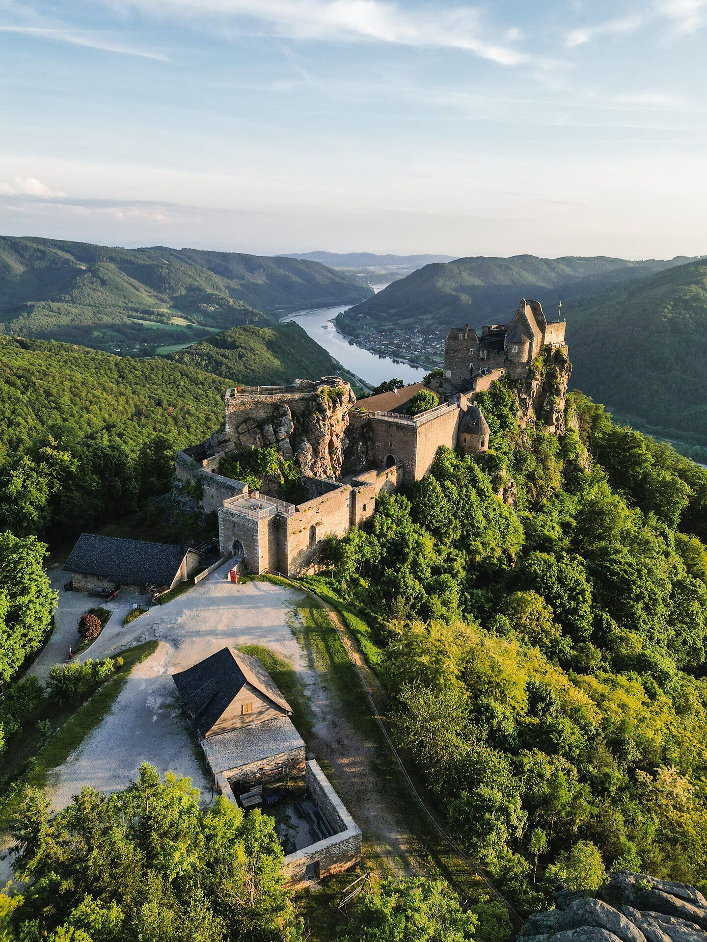 Ruine Aggstein von oben über der Donau