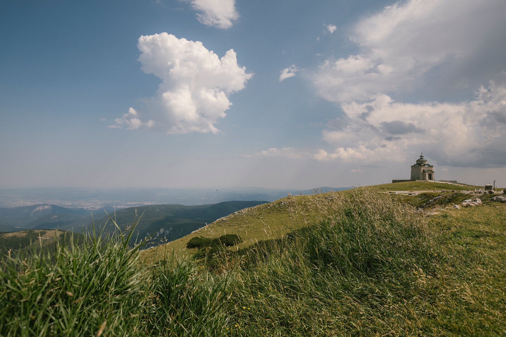Summit chapel with a panoramic view of the mountain landscape near the Hochschneeberg Mountain Lodge