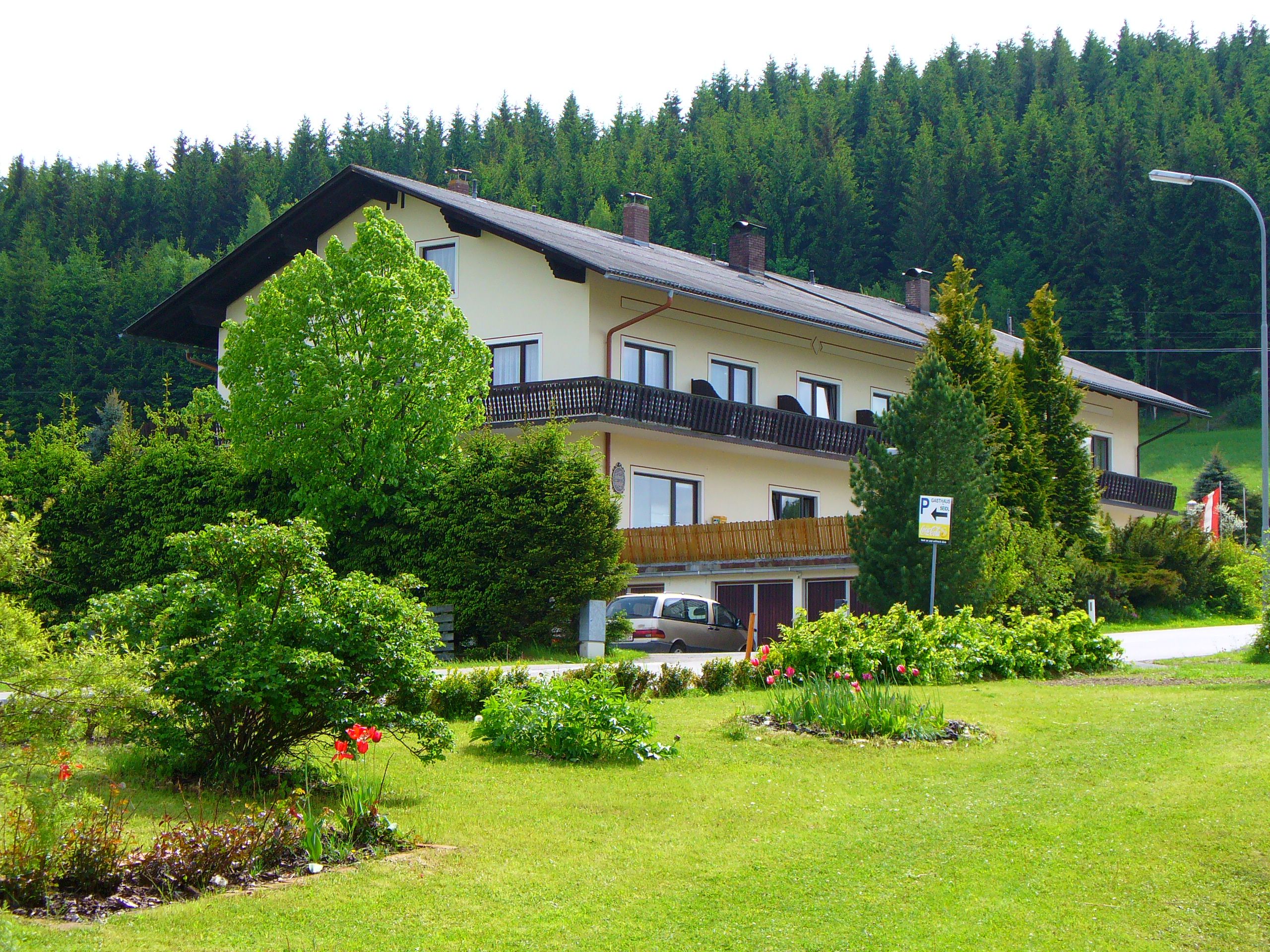 Gasthof-Pension Seidl in front of a forest.