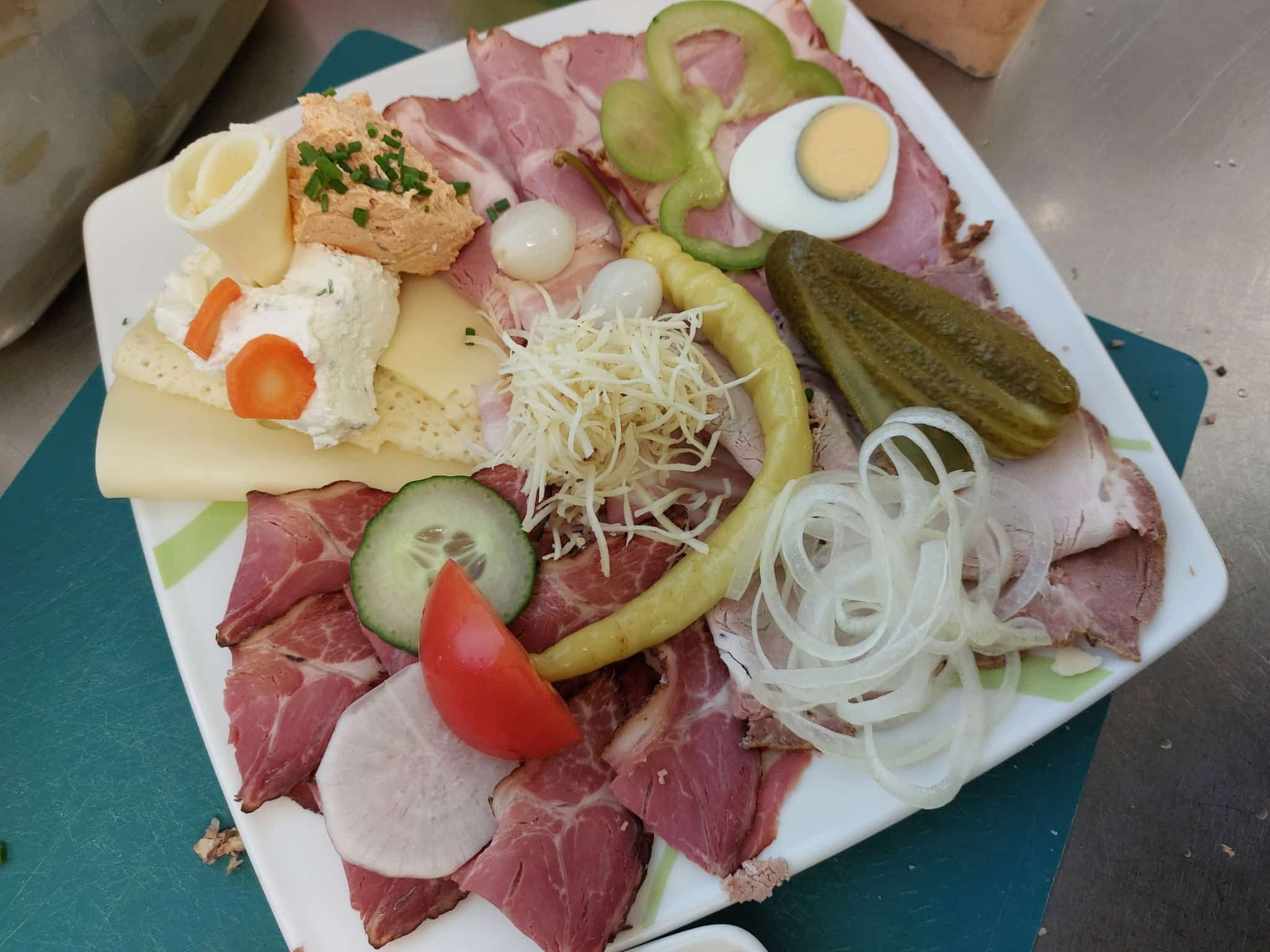 A hearty Heurigen snack featuring regional specialties and classic accompaniments.