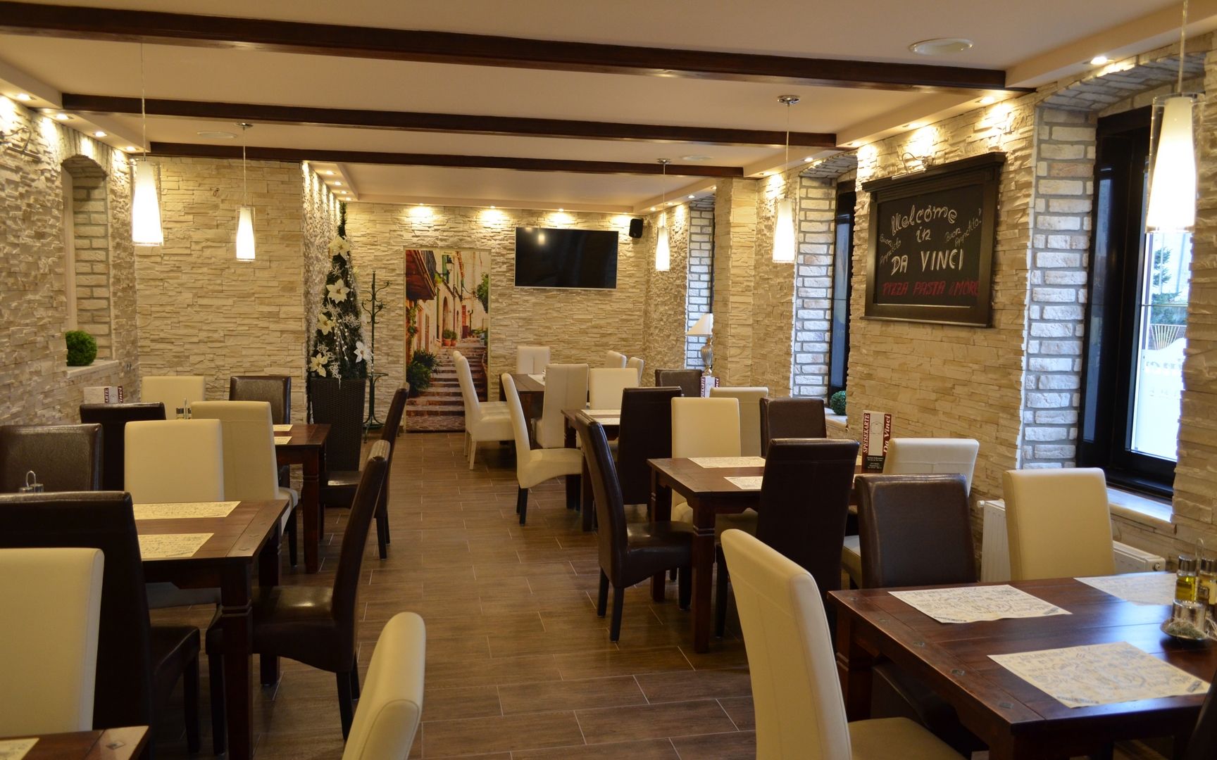 Pizzeria Da Vinci - dining room of the restaurant