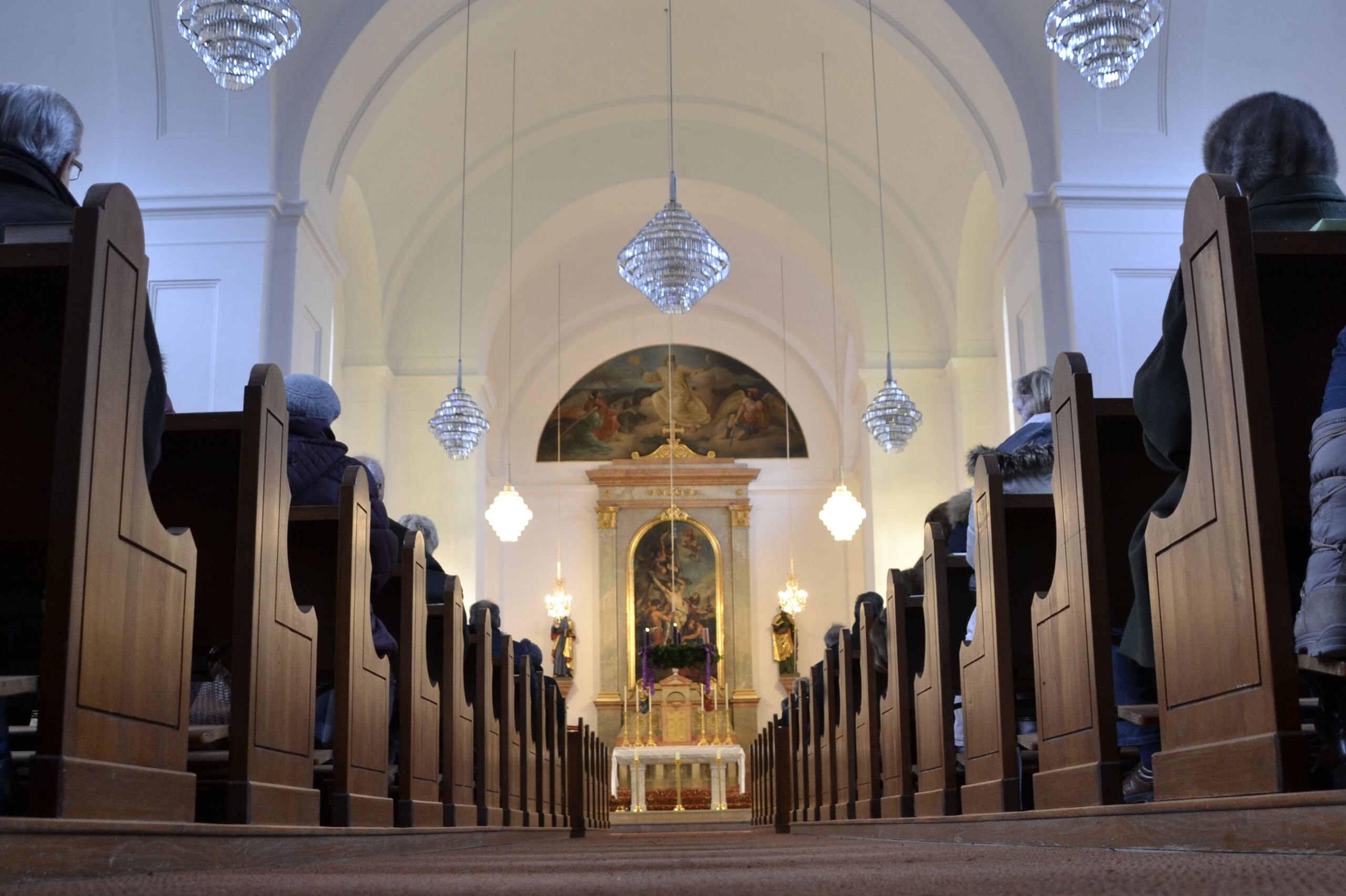 Interior view of the Kammersdorf parish church with a view of the altar.