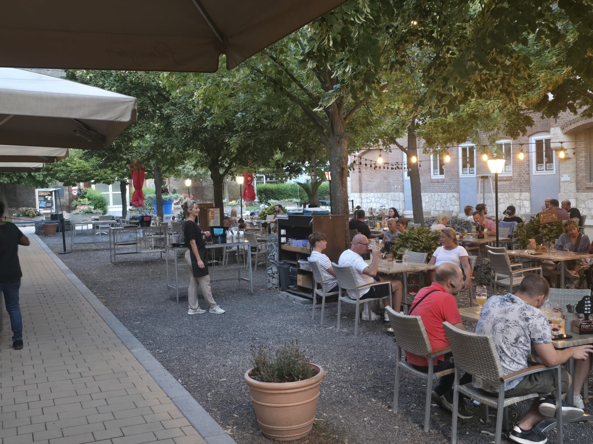 Felmayers Gastwirtschaft Schwechat, guest garden with people