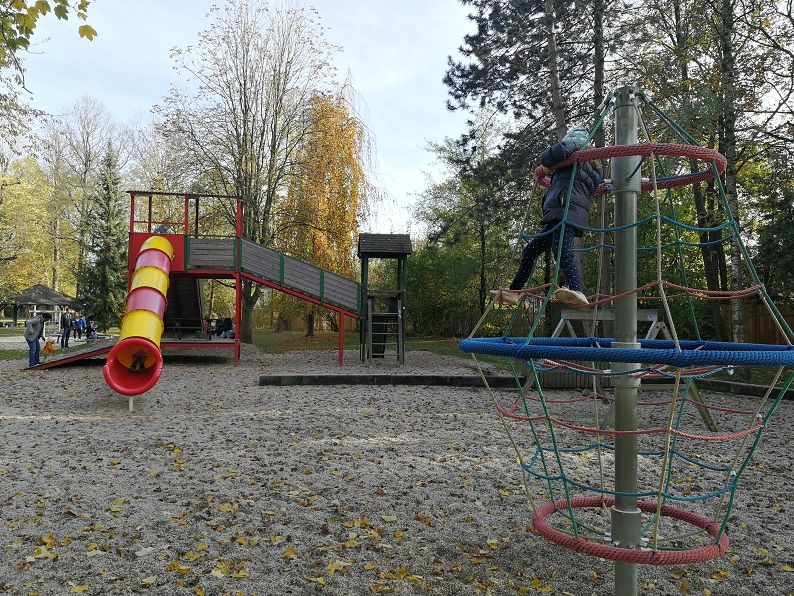 Playground with slide and climbing frame in Hammerpark.