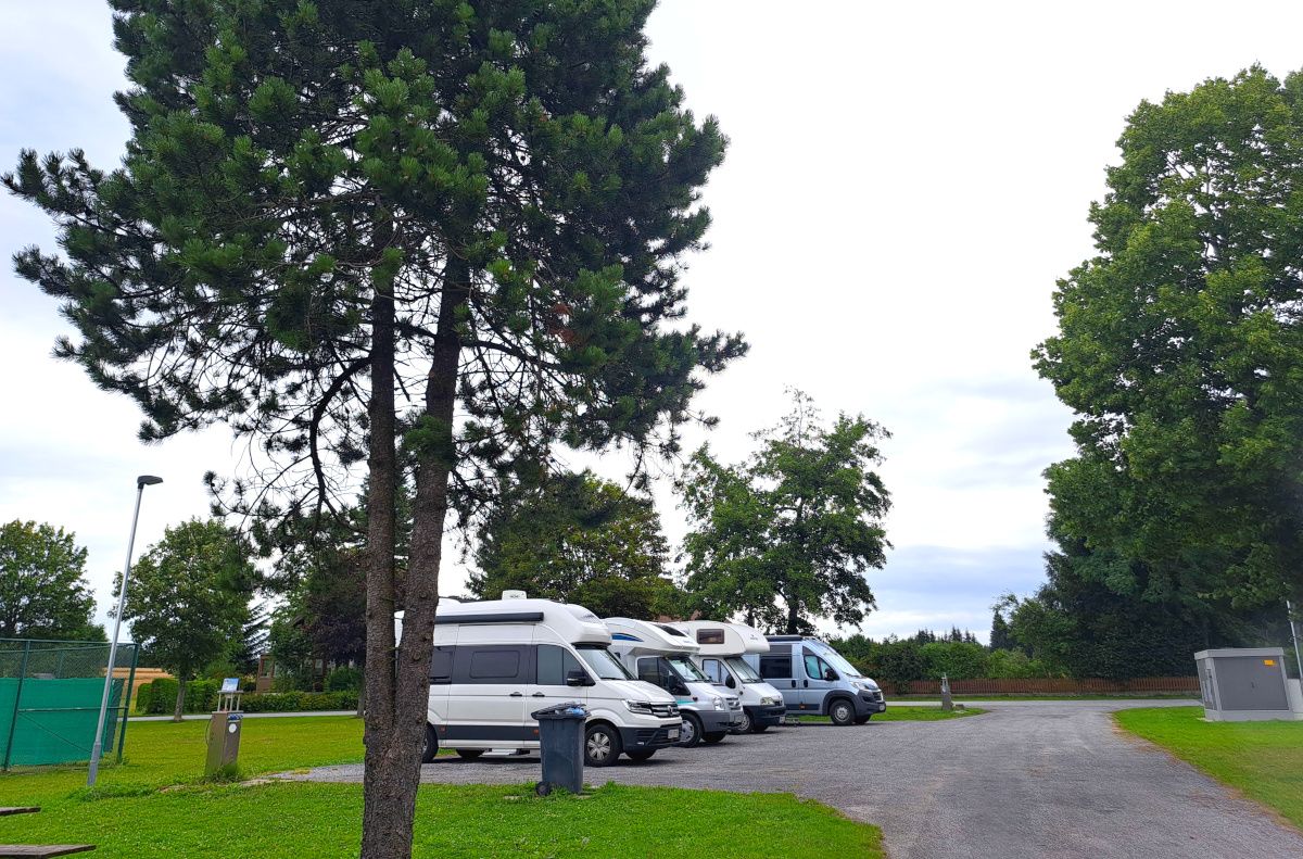 mobile-pitch-with-caravans