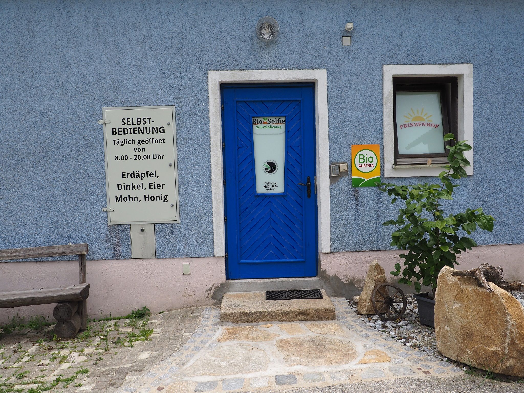 exterior_view_courtyard_shop