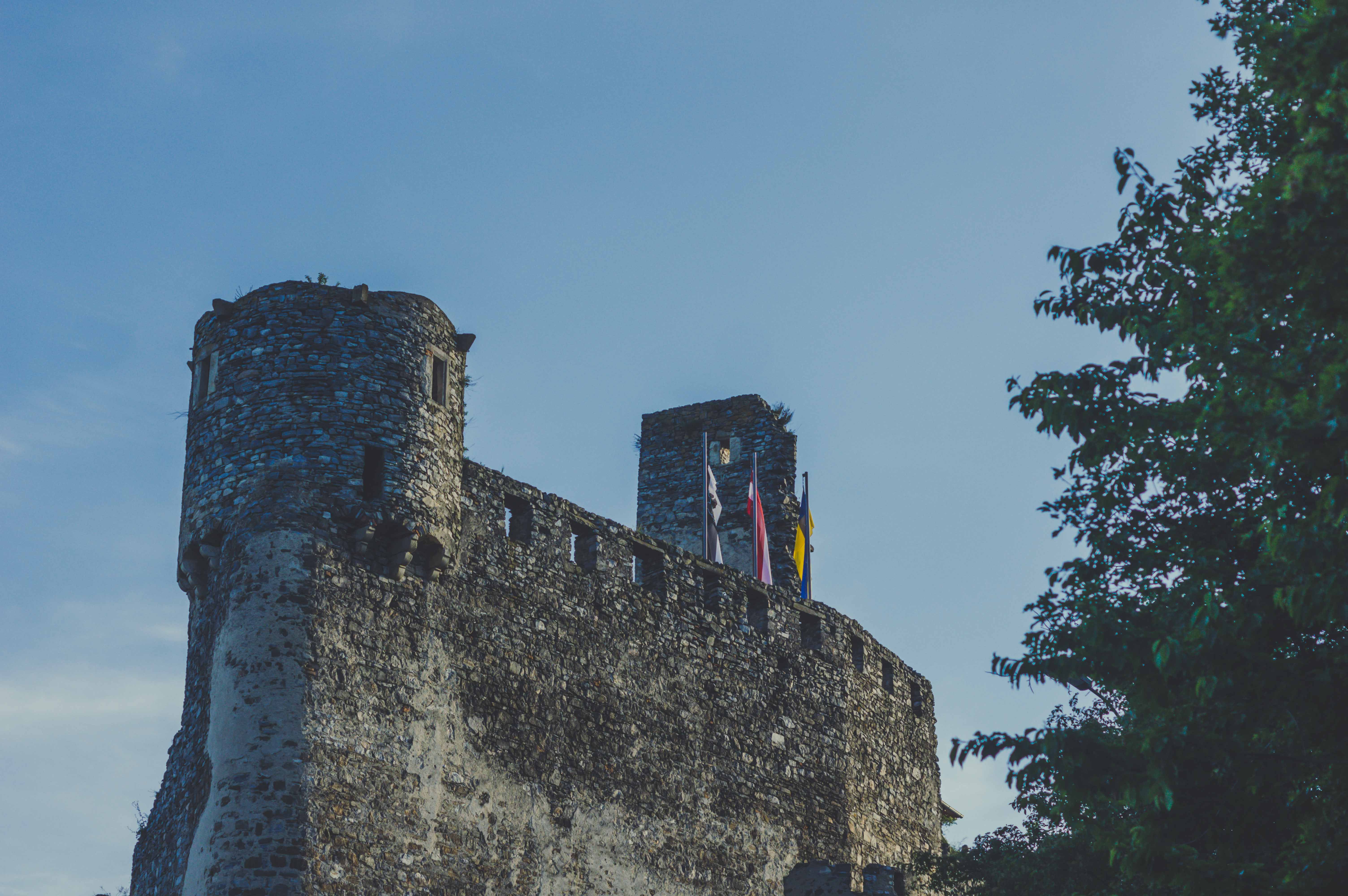 Senftenberg castle ruins with flags in the background.