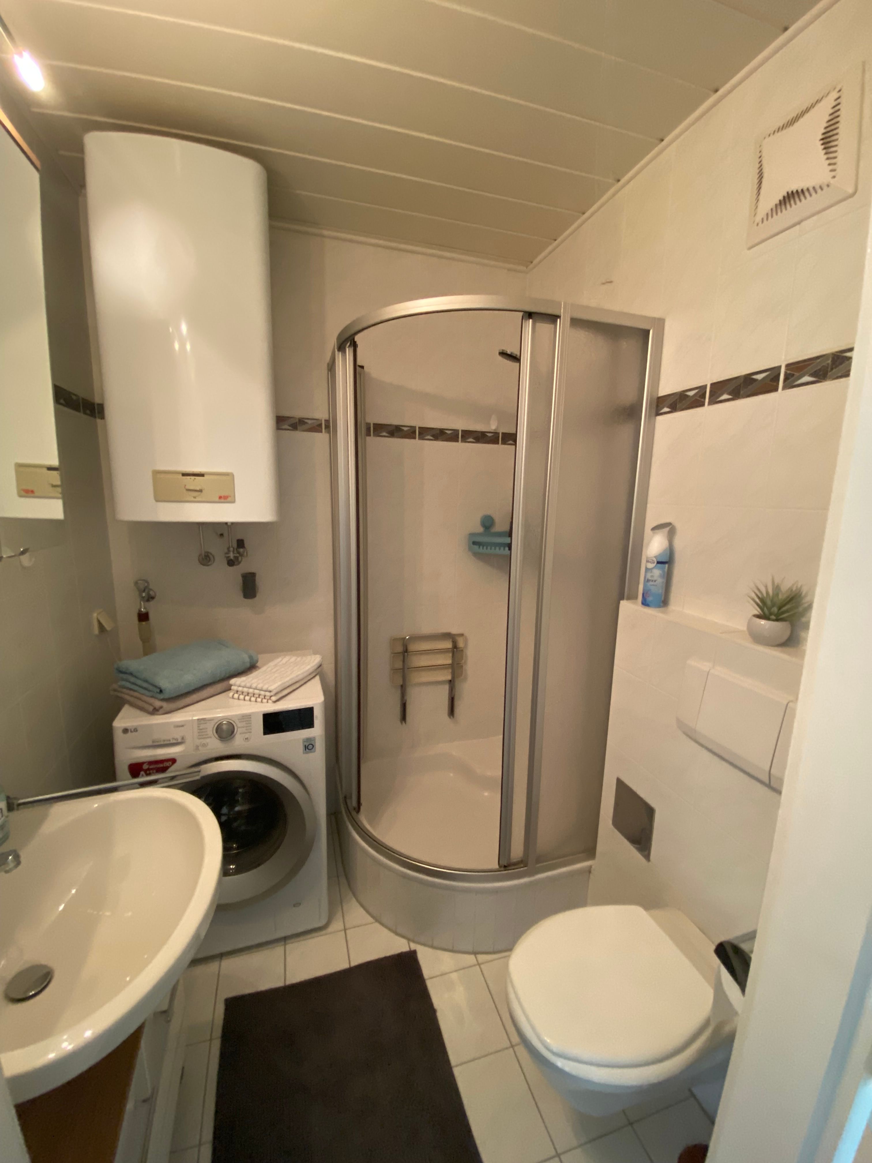Bathroom with shower, washbasin and washing machine 