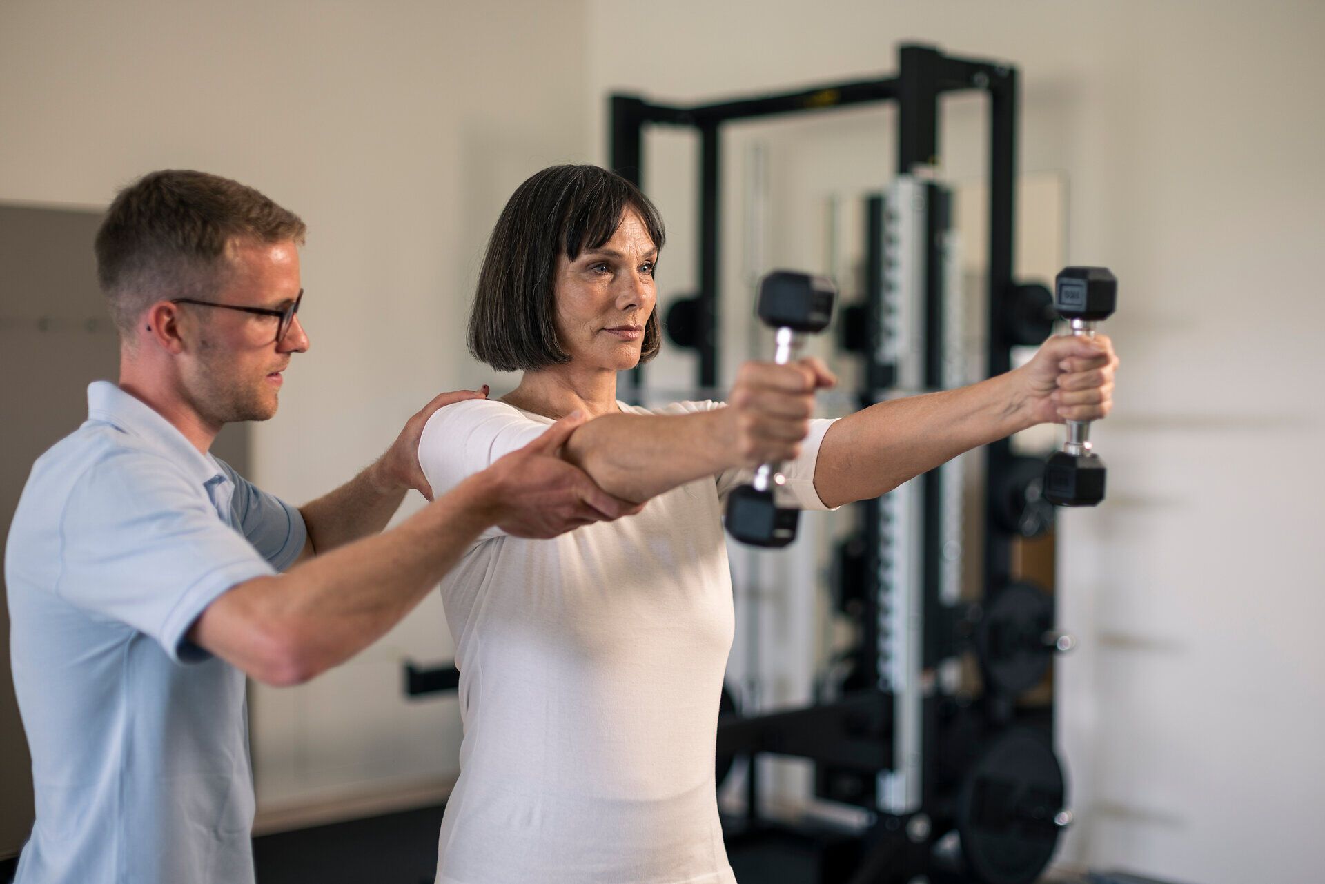 Therapist-supervised strength training with dumbbells at the Moorheilbad Harbach Health and Rehabilitation Center in the Waldviertel region.