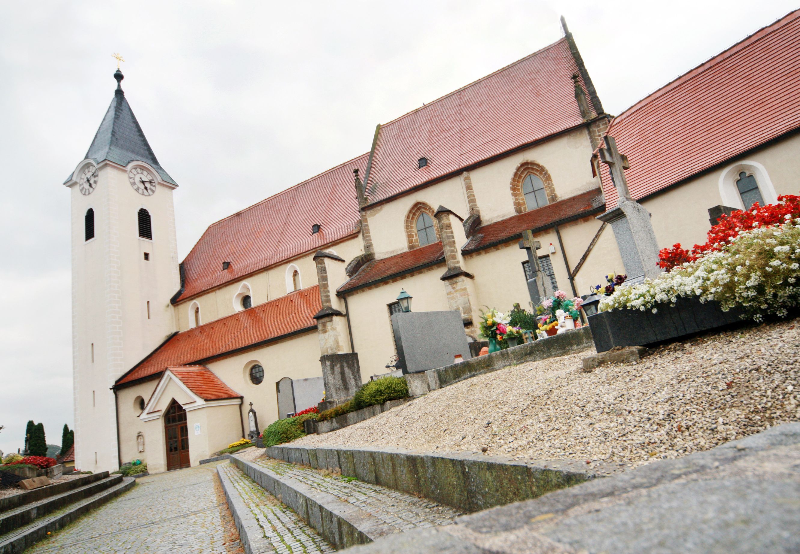 Ardagger collegiate church with cemetery in the foreground.