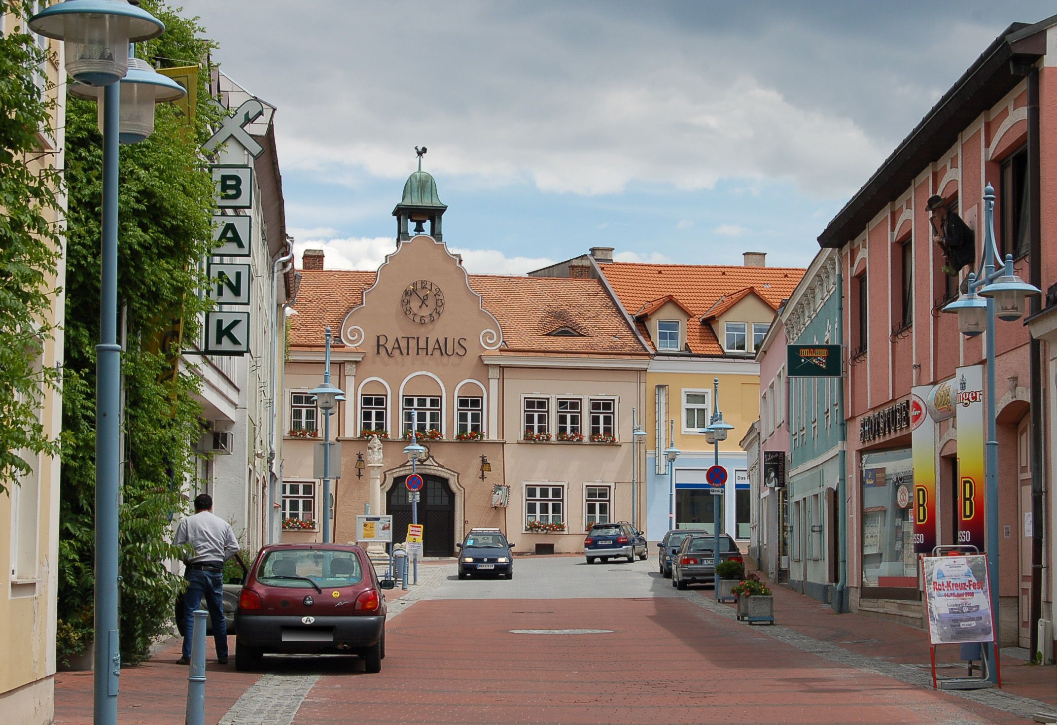 Street in Markt Piesting with the town hall in the background.