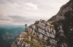 Ein abenteuerlicher Trail führt durch die majestätischen Felsen, wo die frische Bergluft und das Rauschen der Natur die Sinne beleben. Die atemberaubende Aussicht auf die umliegenden Täler und Gipfel lädt dazu ein, die Schönheit des Bergsommers in vollen Zügen zu genießen.