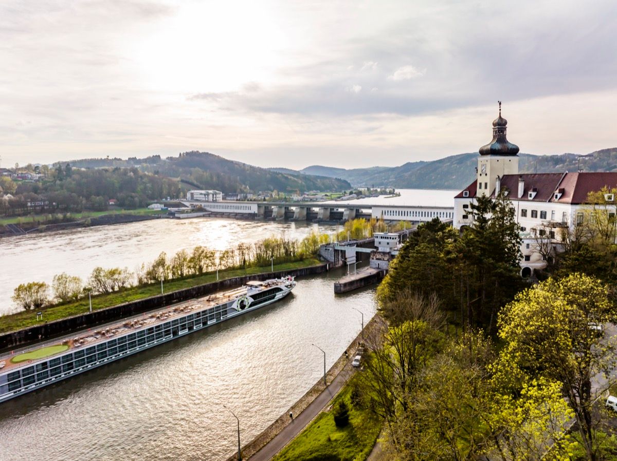 View from the left bank of the Danube of the Ybbs-Persenbeug Danube Power Plant, with Persenbeug Castle and a ship entering the lock chamber.