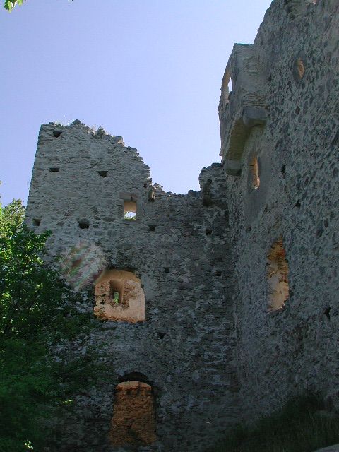 Ruins of the Johannstein castle ruins with blue sky in the background.