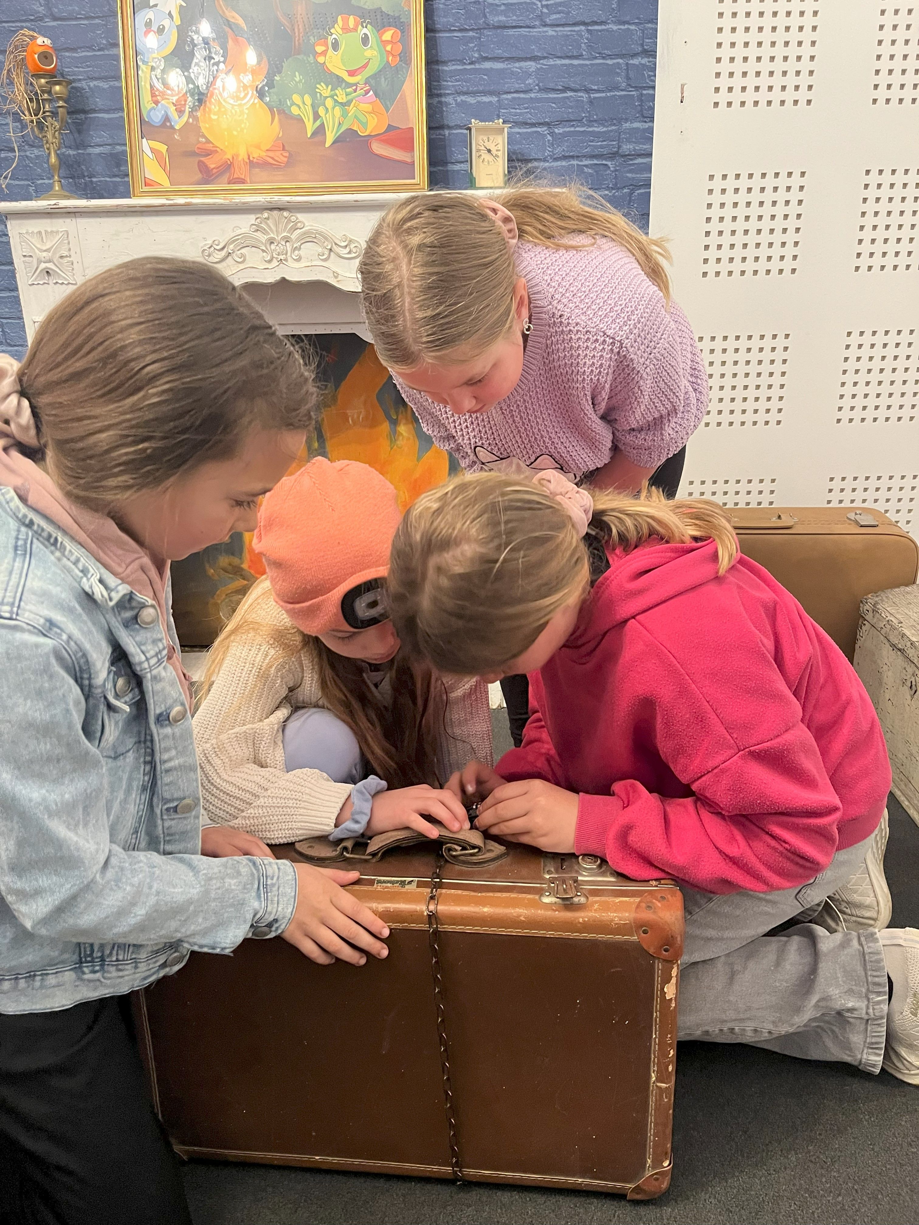 3 children try to open a suitcase 