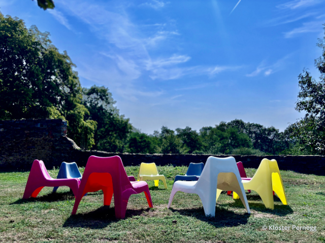 Monastery garden with armchair circle in Pernegg Monastery 2024 © Schewig Dieter