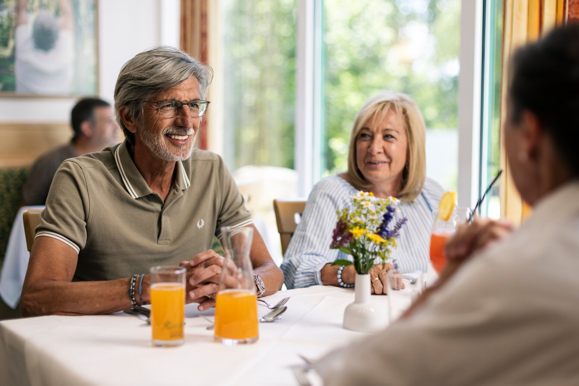 People are sitting together having a meal at the Groß Gerungs Cardiovascular Center in the Waldviertel region.