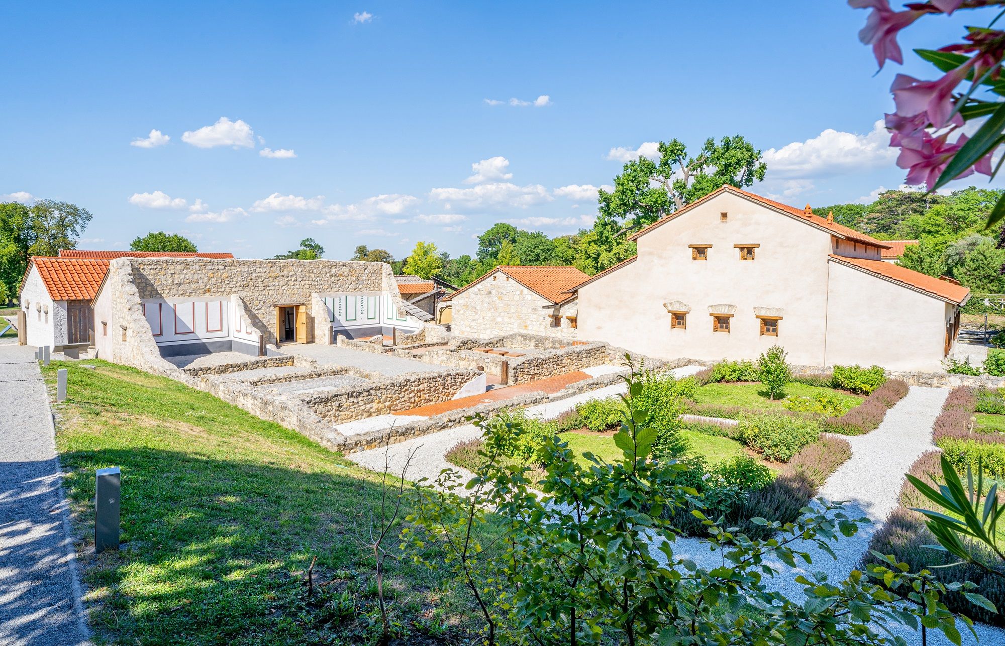 Eine im Bau befindliche Rekonstruktion eines römischen Hauses