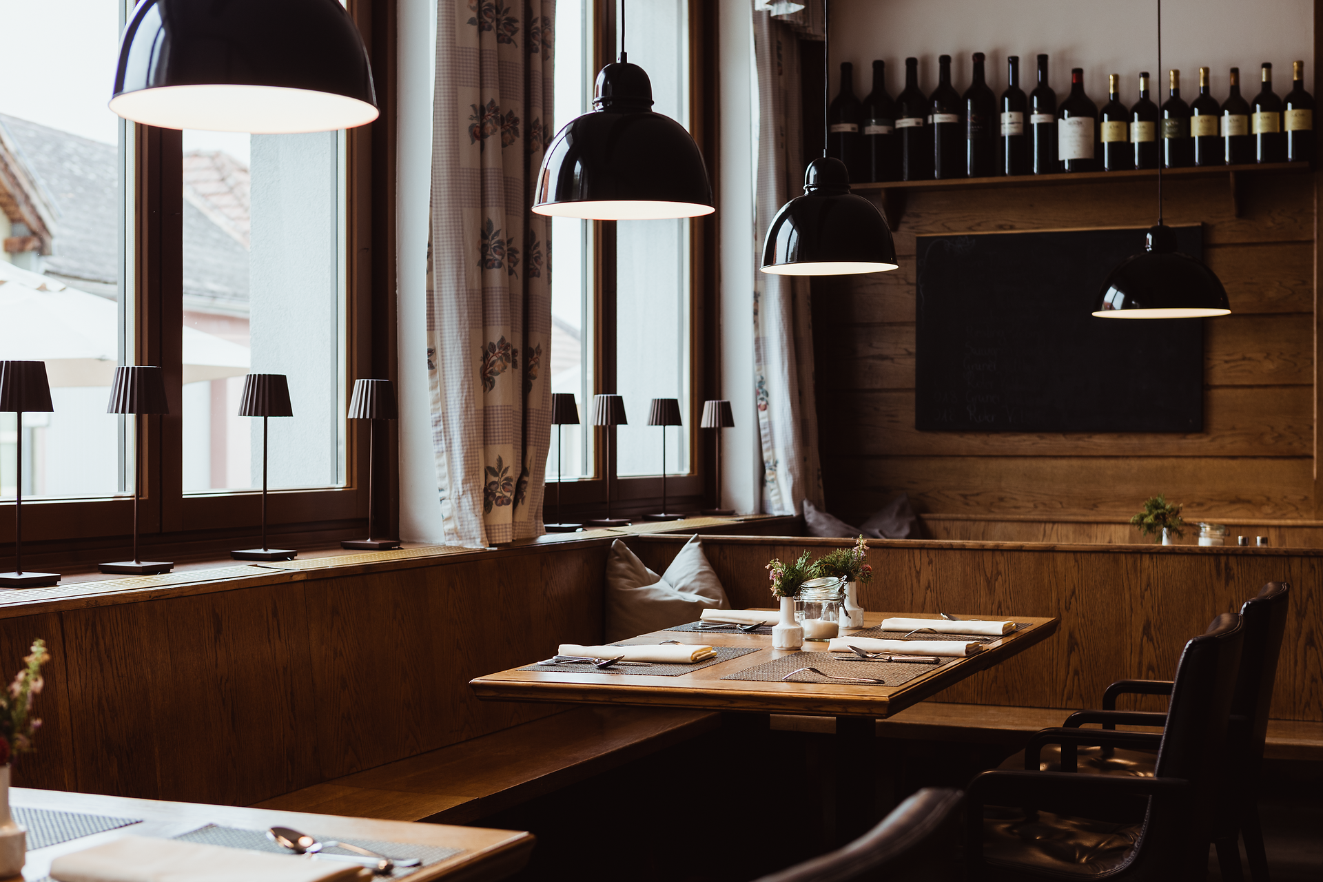 In der gemütlichen Gaststube erwartet die Gäste eine einladende Atmosphäre, die zum Verweilen einlädt. Die warmen Holztöne und das sanfte Licht der Lampen schaffen eine harmonische Umgebung, ideal für gesellige Abende mit regionalen Köstlichkeiten.