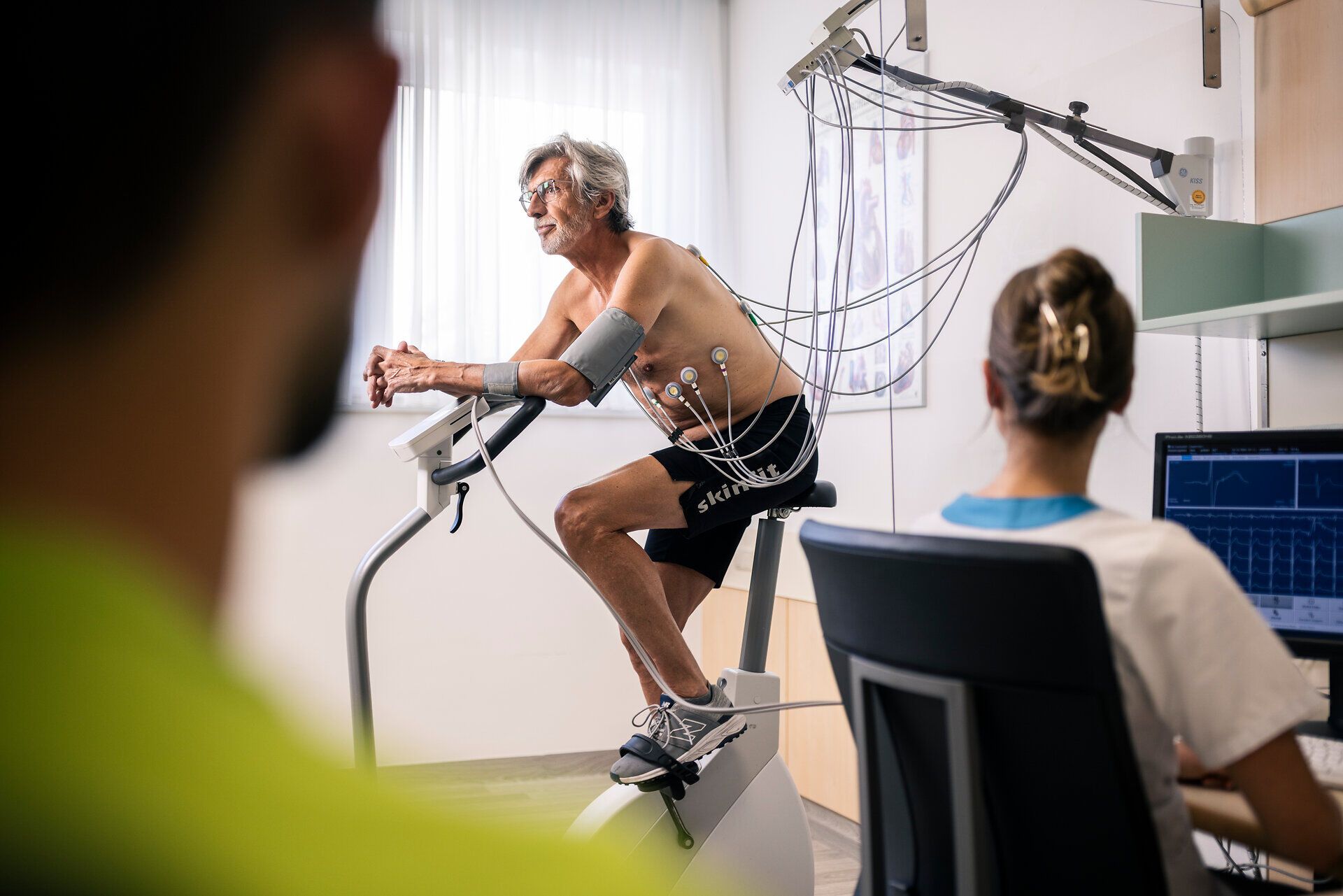 A man is working out on an ergometer equipped with monitoring devices at the Groß Gerungs Cardiovascular Center in the Waldviertel region.
