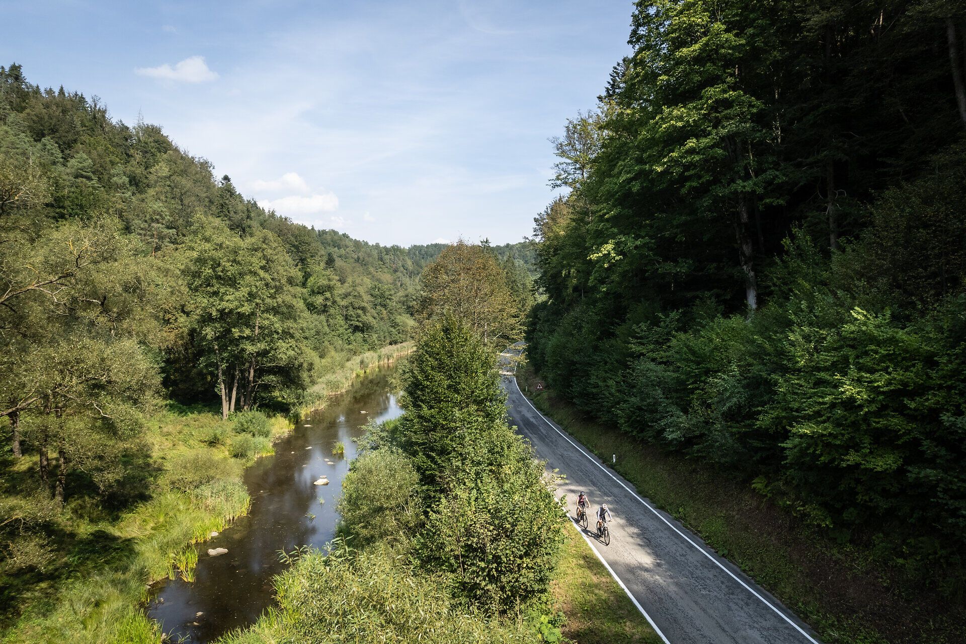 A picturesque landscape stretches along the Kamp Valley ("Kamptal" in German) cycle path, where rolling hills and lush forests blend harmoniously together. The tranquil river meanders through the green idyll and invites cyclists to enjoy the beauty of nature to the full.