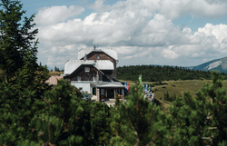 Gentle hills and flowering meadows invite you on an unforgettable hiking trip. The warm rays of sunshine bathe the landscape in golden light and create a harmonious atmosphere. Here, surrounded by majestic mountains and fragrant wildflowers, summer in the Alps becomes an experience.