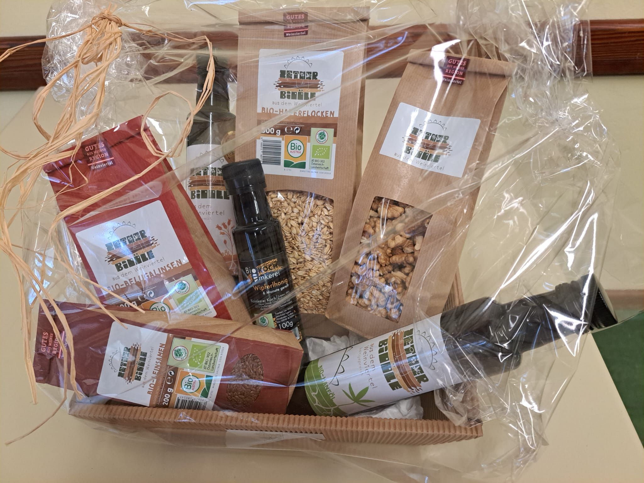 Gift basket with organic products such as oil, honey and cereal flakes.