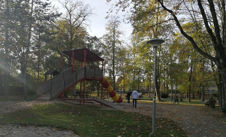 Playground with slide and trees in Hammerpark.