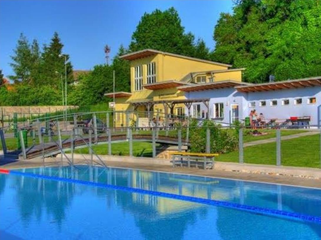 Altlengbach outdoor pool with swimming pool and building in the background.