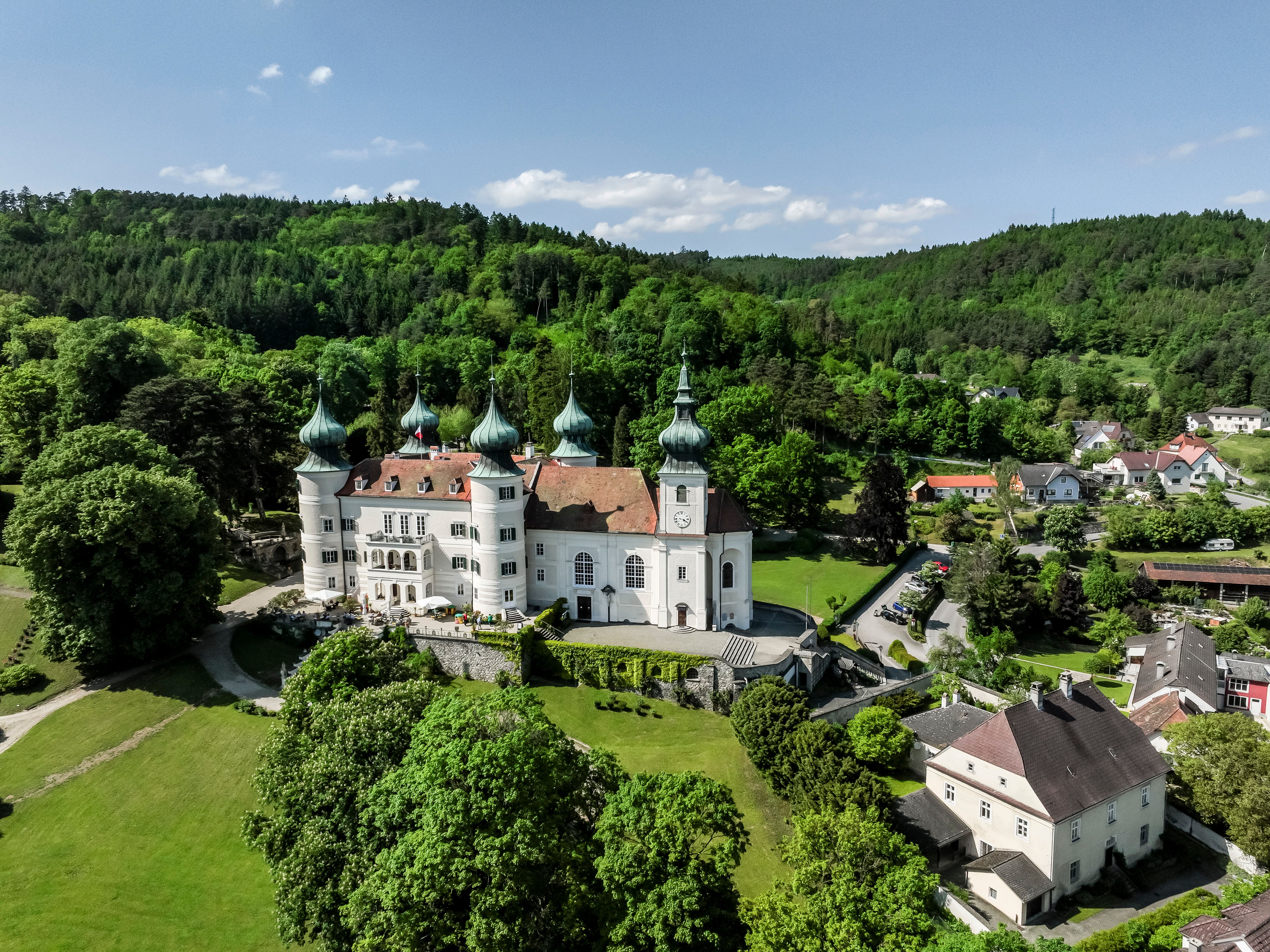The Schwarzautal hike takes you past Artstetten Castle.