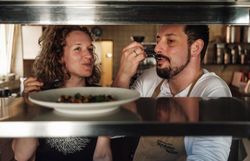 In einer einladenden Küche wird mit Freude und Leidenschaft gekocht. Die beiden Köche genießen den Moment, während sie ein köstliches Gericht zubereiten, das die Aromen der Region widerspiegelt. Hier wird Kulinarik zu einem Erlebnis, das die Sinne verzaubert.