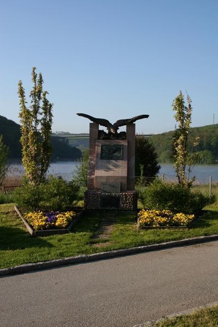 Monument by Wilhelm Kress in Tullnerbach in front of a lake.