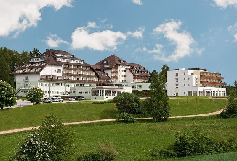 Cardiovascular Center Groß Gerungs in front of a blue sky.