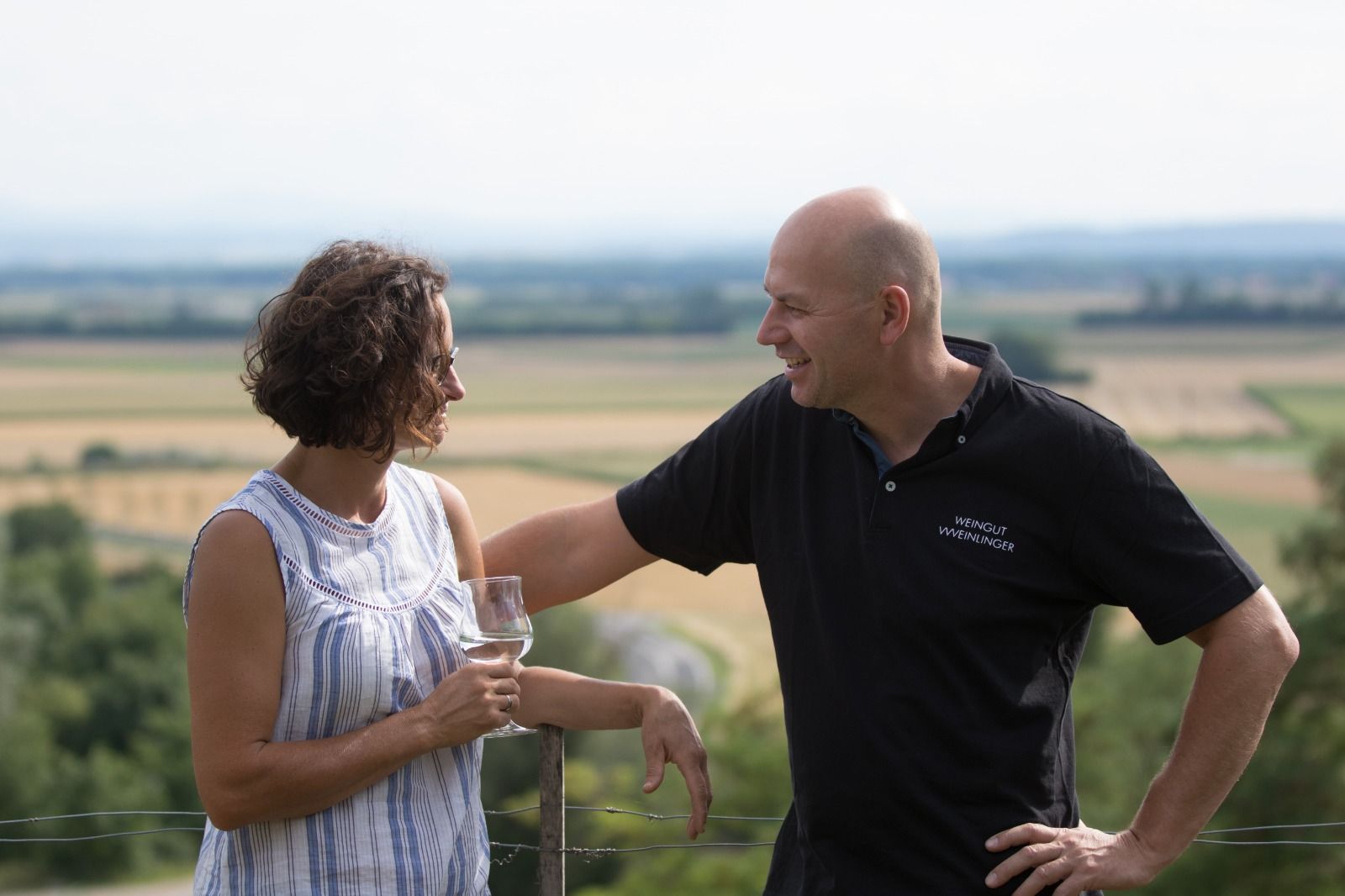 Couple in the vineyard, the Tullnerfeld in the background