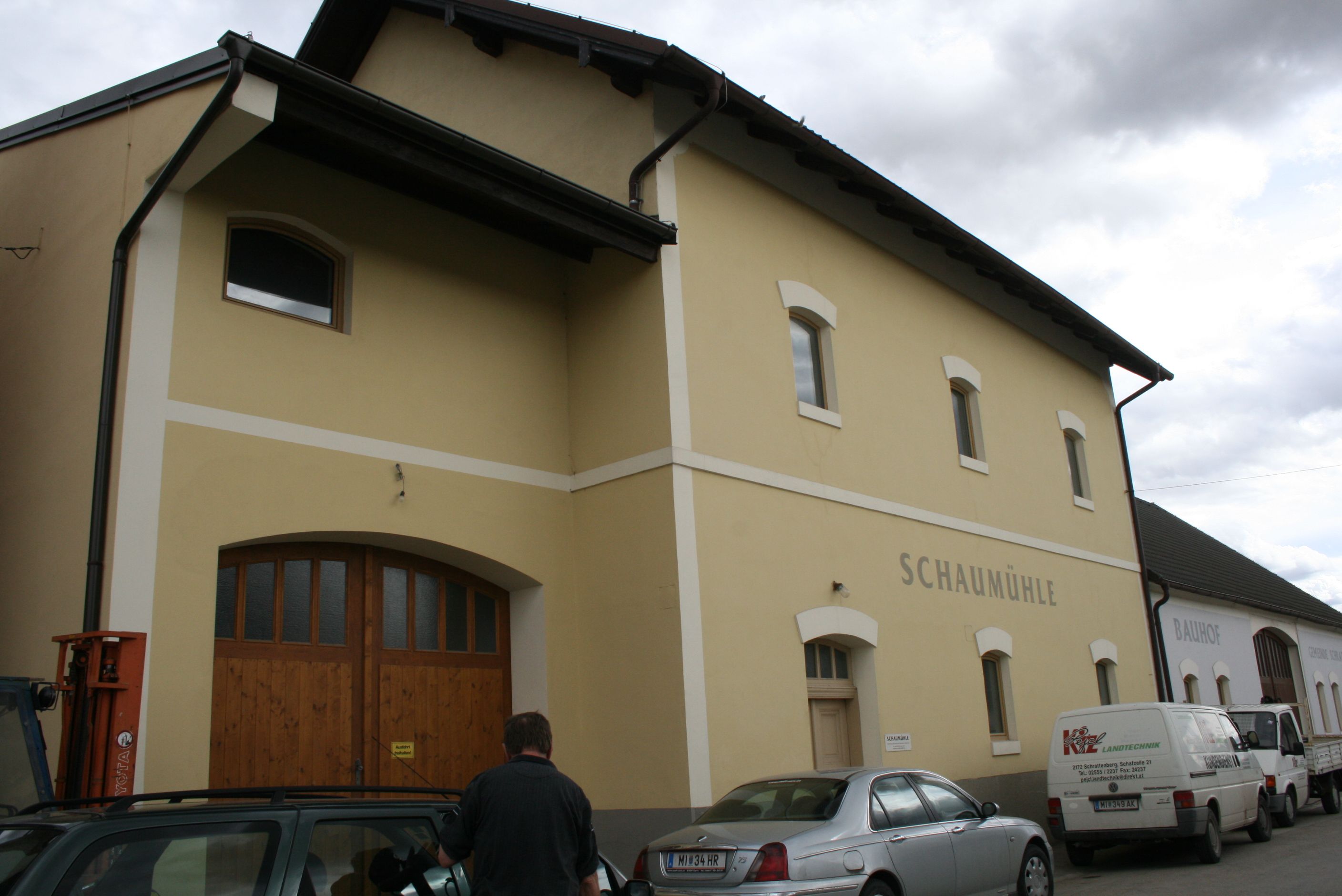 Exterior view of a yellow building with the inscription 'Schaumühle'.