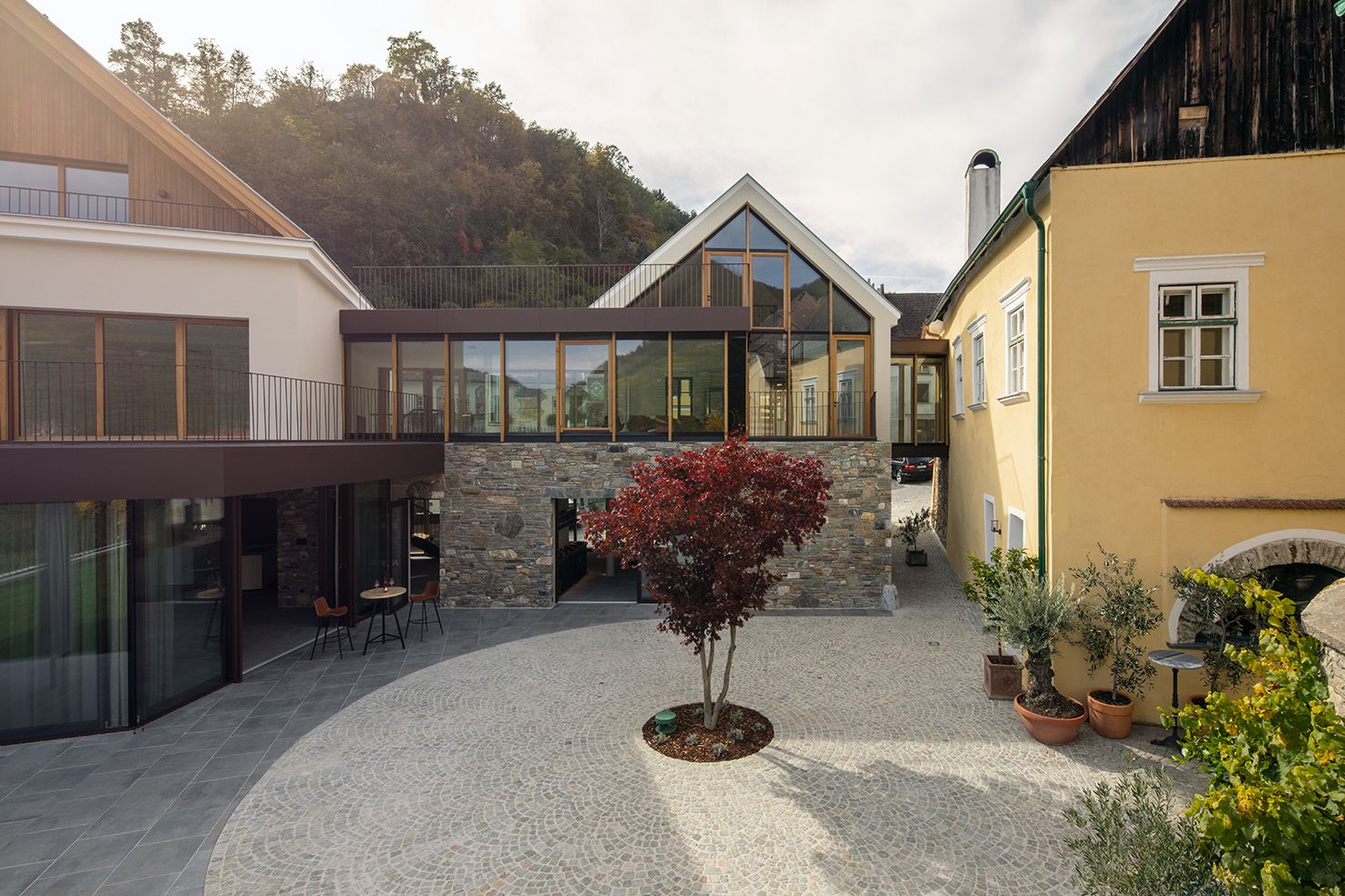 Garden view of the Mauritiushof with modern building and paved courtyard.