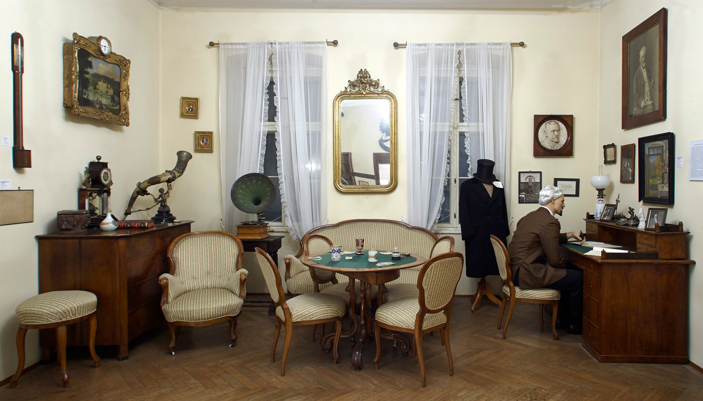 Historic room in the Neunkirchen Municipal Museum with antique furniture and decorations.
