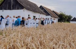 In der sanften Hügellandschaft des Weinviertels schlängeln sich die Besucher entlang der goldenen Ährenfelder, während sie die frische Luft und die malerische Kulisse genießen. Die charmanten Weinhäuser laden dazu ein, die regionalen Köstlichkeiten zu probieren und die herzliche Gastfreundschaft zu erleben.