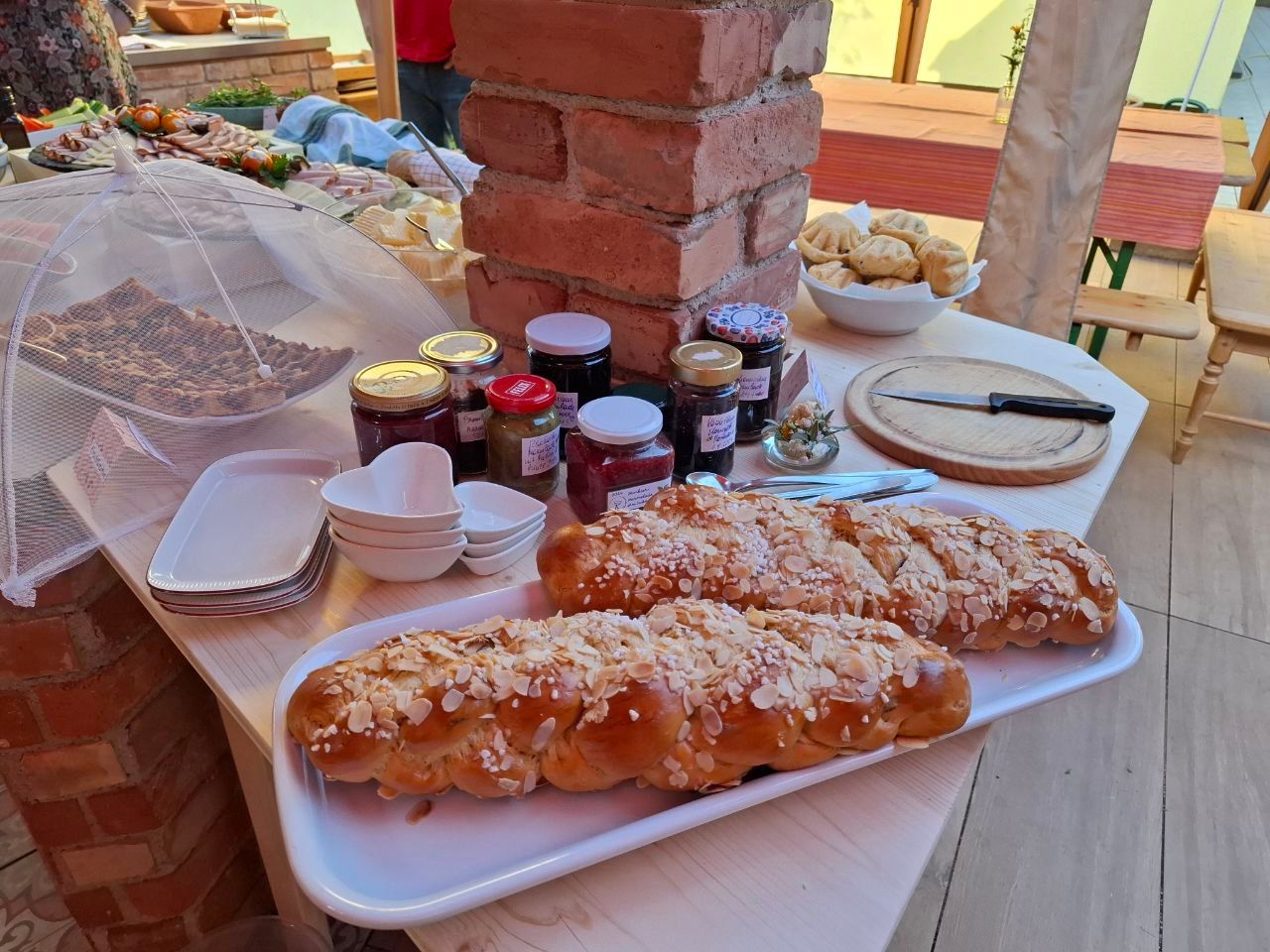 A table with pastries, jam jars and crockery in Mei Kuchl.