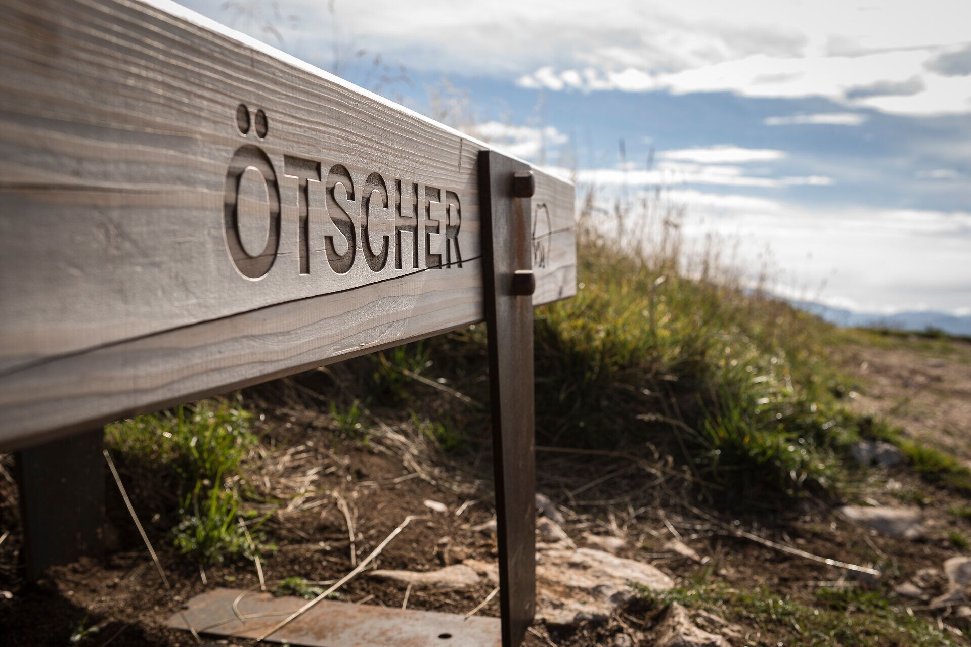 The rolling hills and majestic peaks are perfect for unforgettable hikes. Here, where nature is in full bloom, visitors can enjoy the fresh mountain air and experience the breathtaking views of the surrounding landscape.
