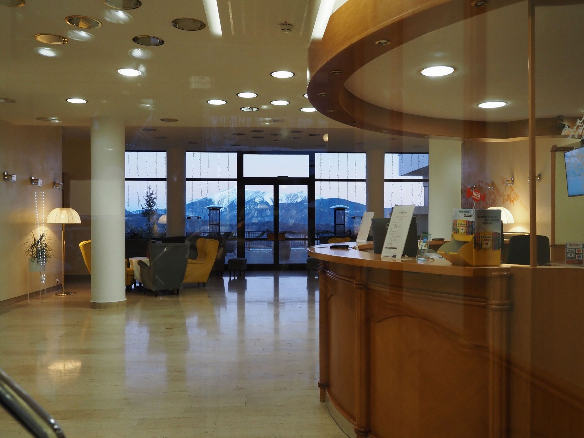 Reception at the Sporthotel Semmering with a view of the mountains.