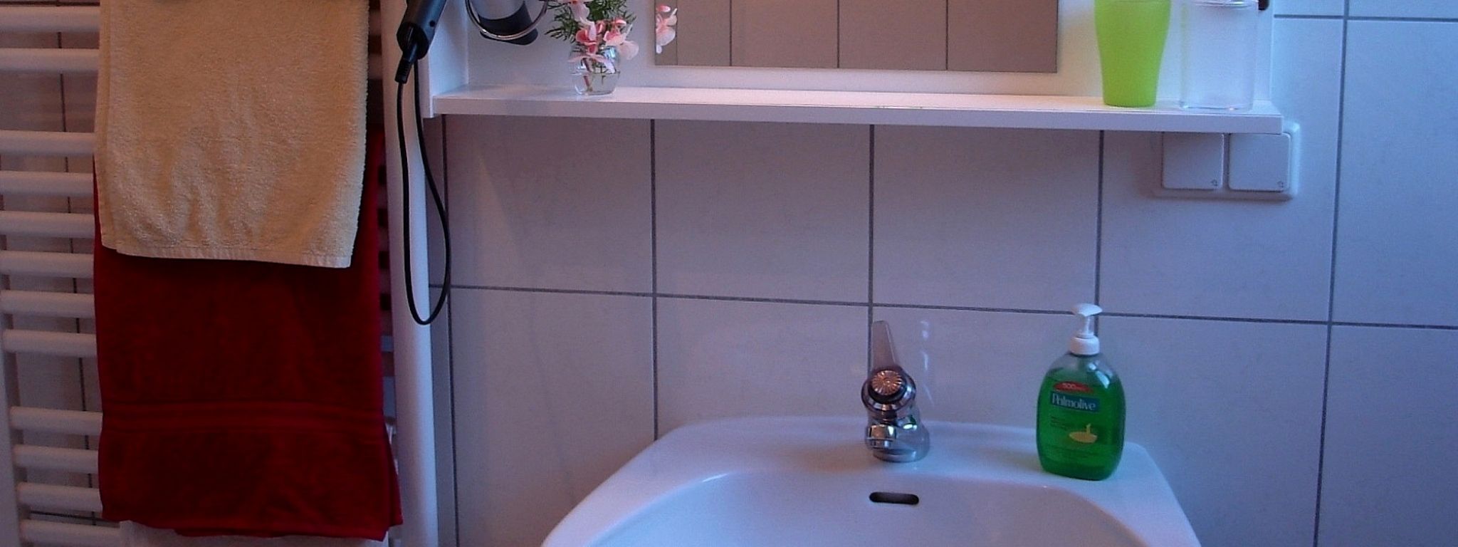 holiday-apartment-bathroom-washbasin_1
