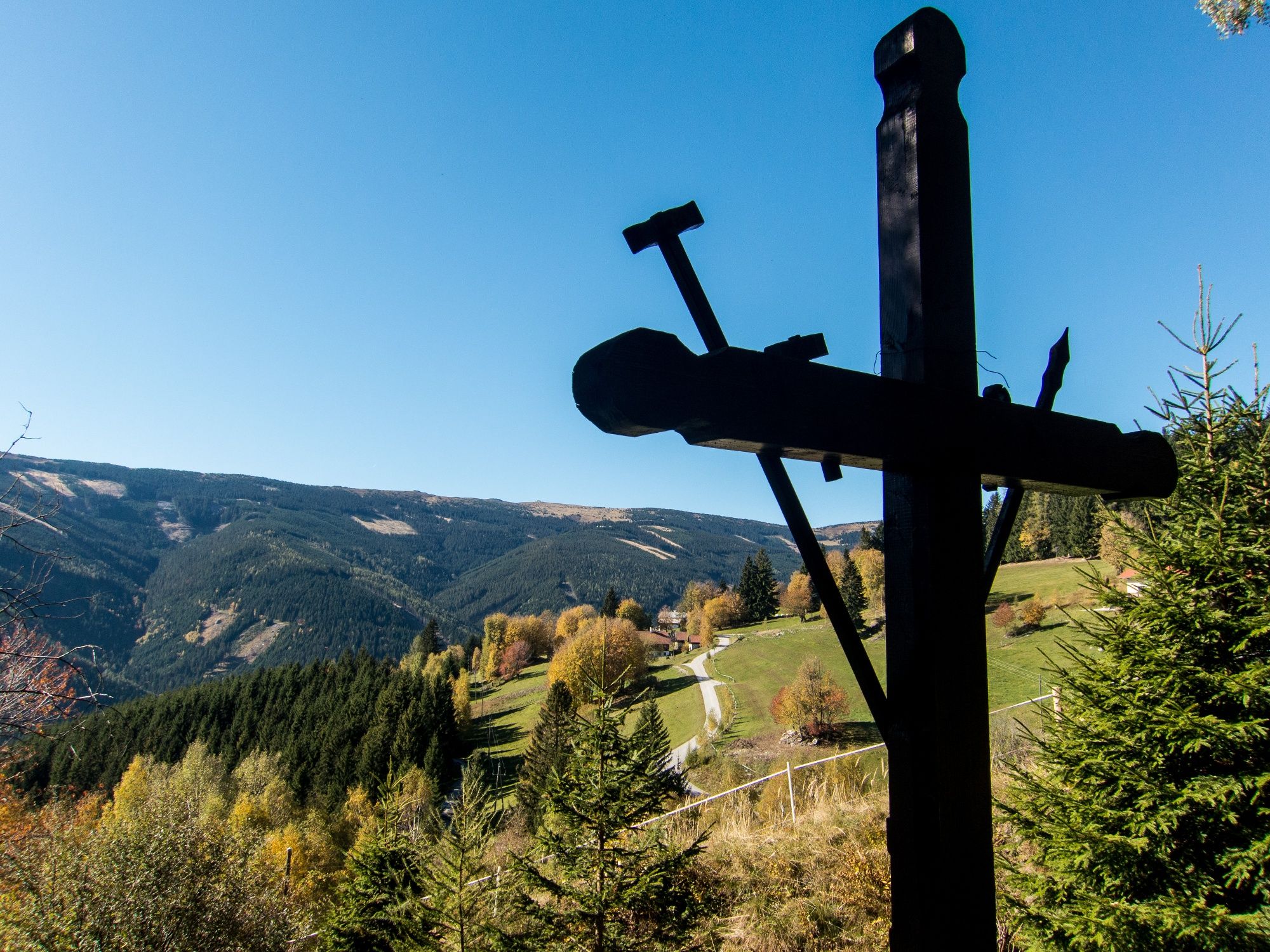 Crossroads on the way to Mönichkirchner Schwaig