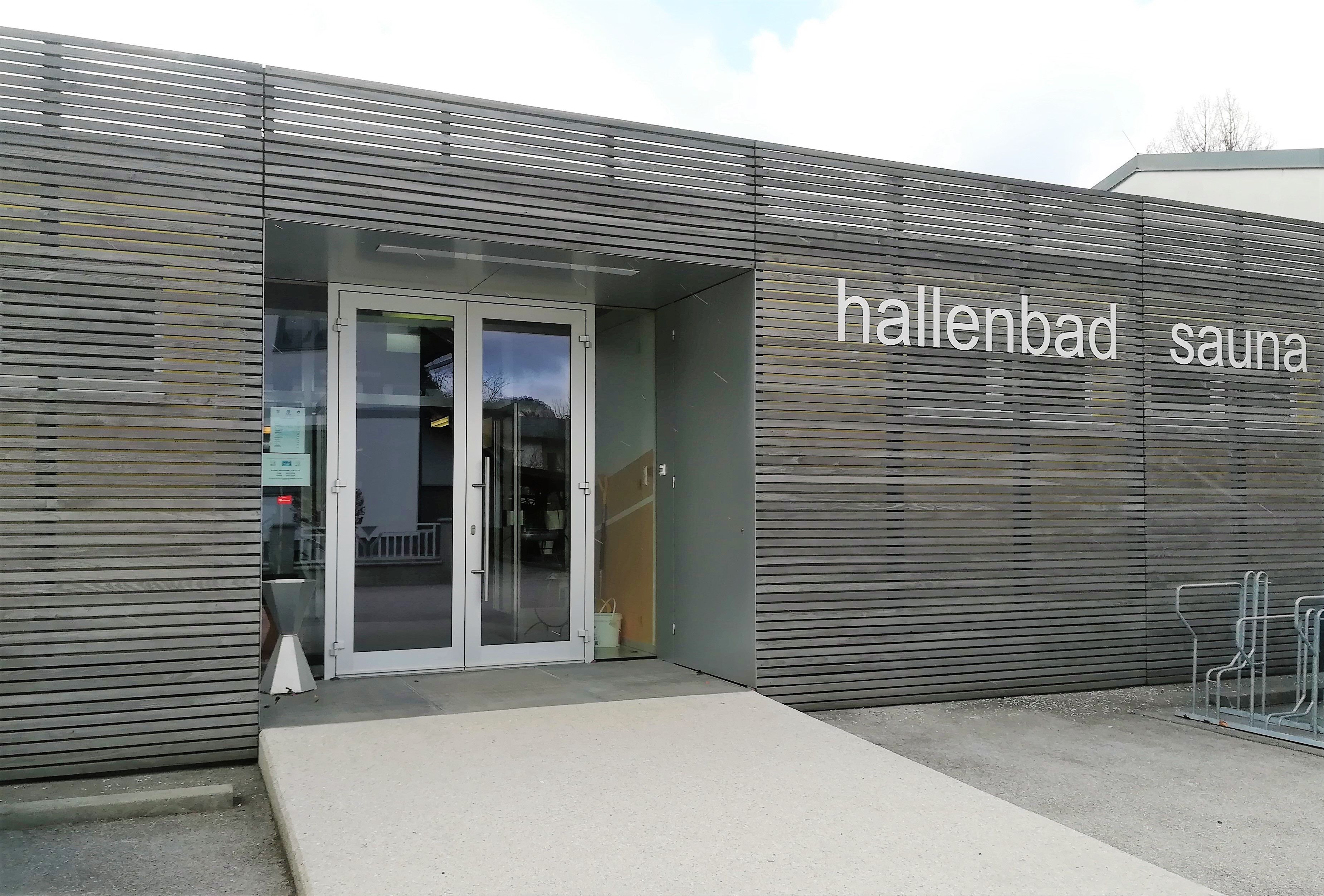 Entrance to the indoor pool with sauna in Scheiblingkirchen with wood paneling and the inscription "hallenbad sauna"
